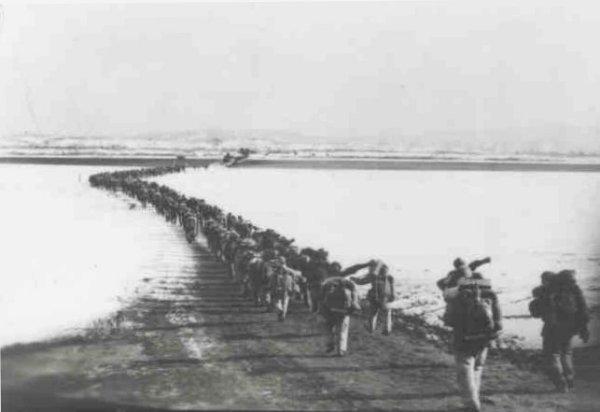 Chinesische Truppen &uuml;berschreiten Okt. 1950 den Yalu (Grenze zu Korea)